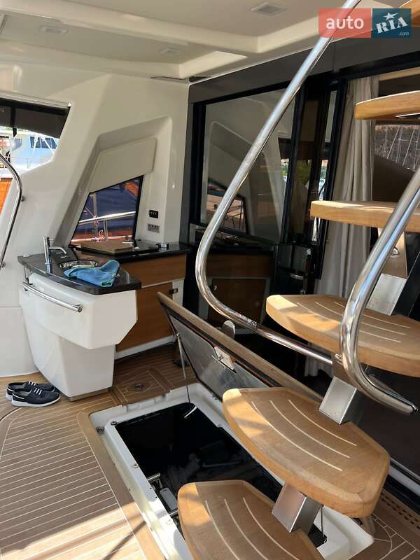 Моторна яхта Cranchi Flybridge 2012 в Києві фото 5 Моторна яхта Cranchi Flybridge 2012 в Києві
