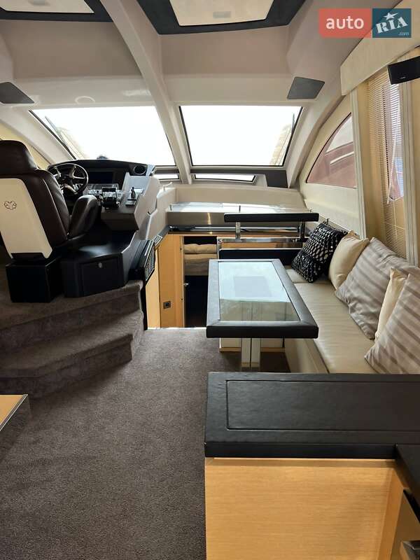 Моторна яхта Cranchi Flybridge 2012 в Києві фото 10 Моторна яхта Cranchi Flybridge 2012 в Києві