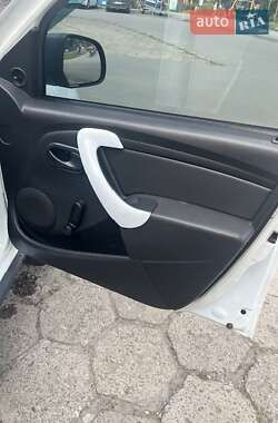 Позашляховик / Кросовер Dacia Duster 2010 в 