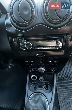 Позашляховик / Кросовер Dacia Duster 2011 в 