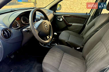 Позашляховик / Кросовер Dacia Duster 2012 в 