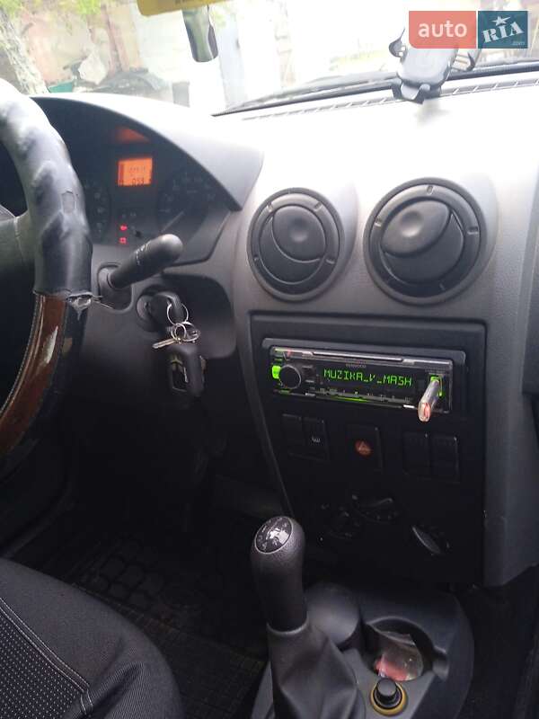 Седан Dacia Logan 2008 в Запоріжжі