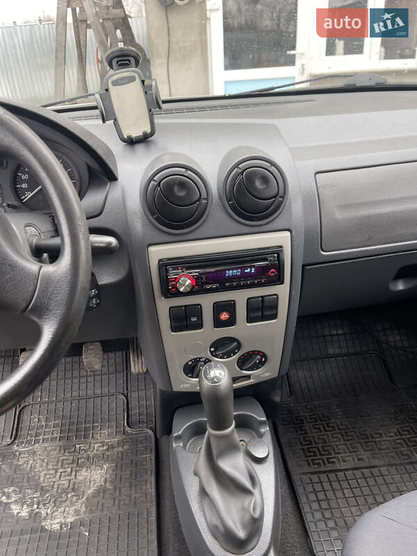 Седан Dacia Logan 2009 в Сарнах