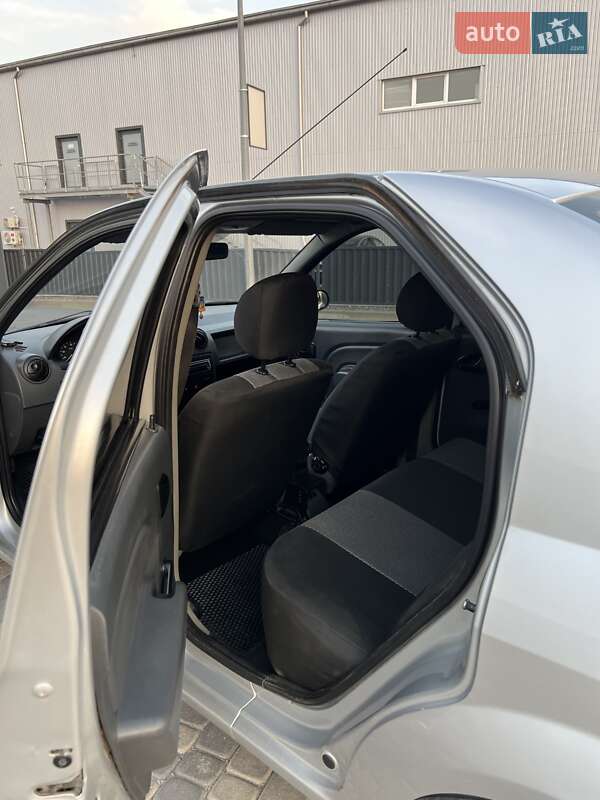 Седан Dacia Logan 2008 в Мукачевому