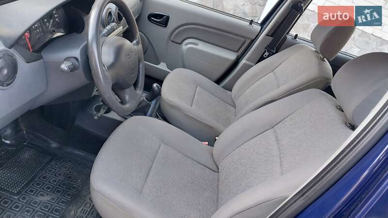 Седан Dacia Logan 2011 в Ходореві