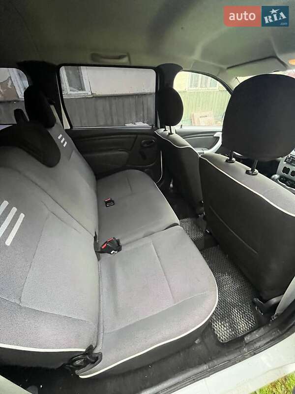 Седан Dacia Logan 2012 в Івано-Франківську