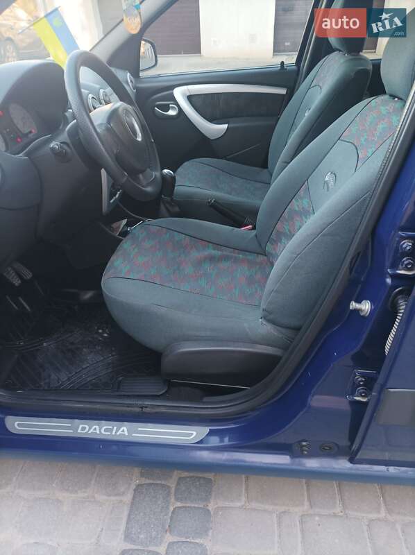 Седан Dacia Logan 2009 в Чорткові
