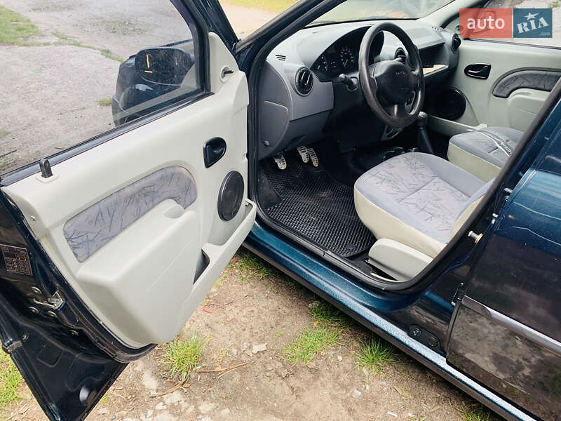 Седан Dacia Logan 2005 в Чернігові