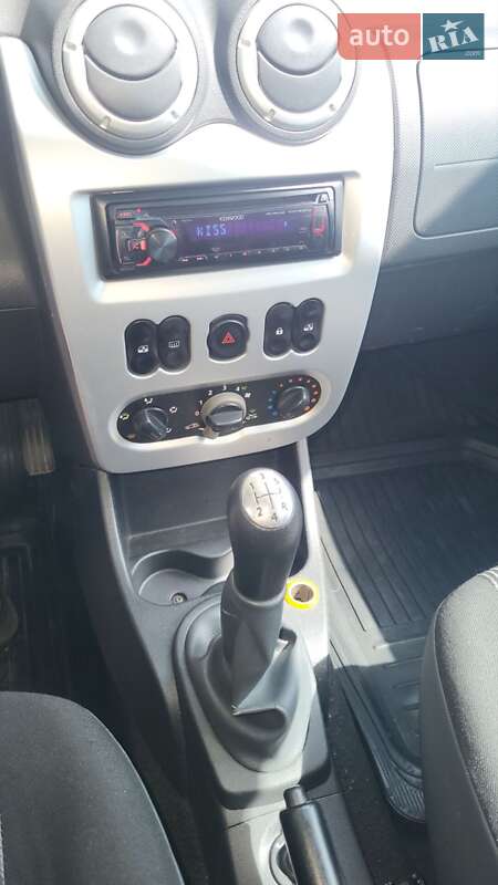 Седан Dacia Logan 2009 в Малехові