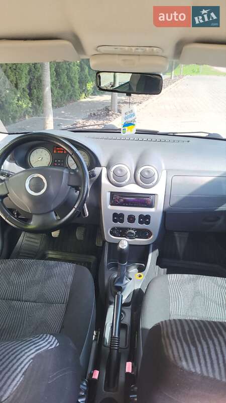 Седан Dacia Logan 2009 в Малехові