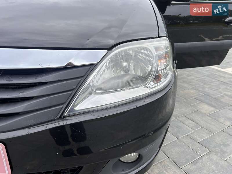 Седан Dacia Logan 2012 в Луцке