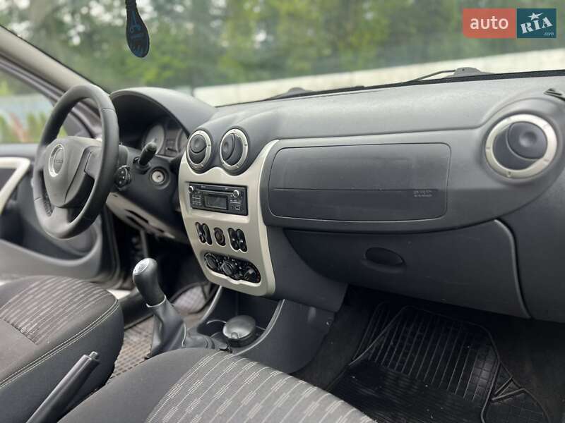 Седан Dacia Logan 2012 в Луцке
