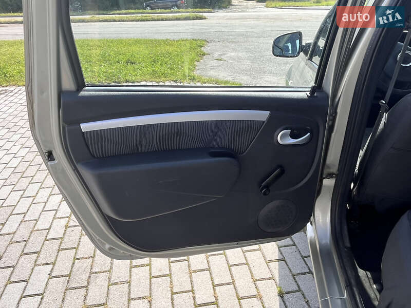 Седан Dacia Logan 2011 в Львове