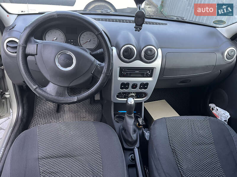 Седан Dacia Logan 2011 в Львове