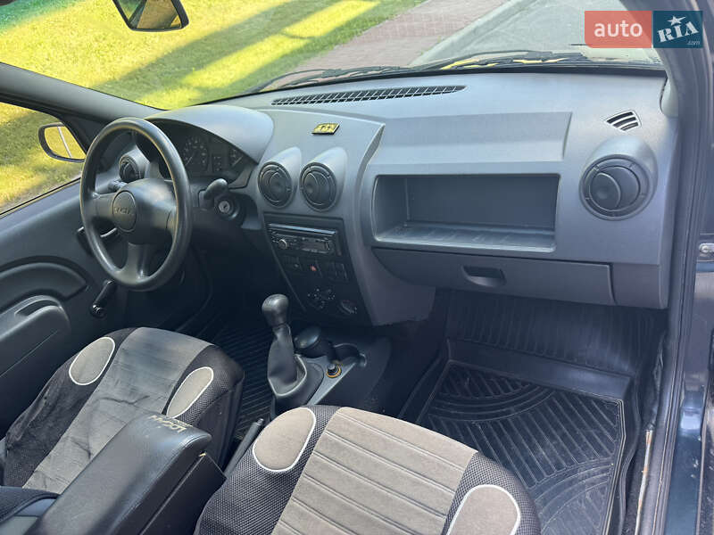 Седан Dacia Logan 2006 в Києві
