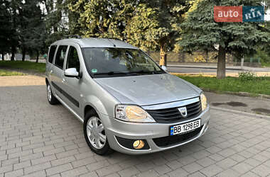 Седан Dacia Logan 2011 в Дубні