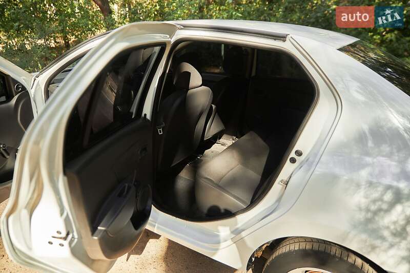 Седан Dacia Logan 2015 в Кропивницькому