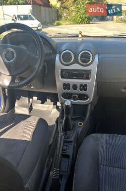 Седан Dacia Logan 2009 в Марганце