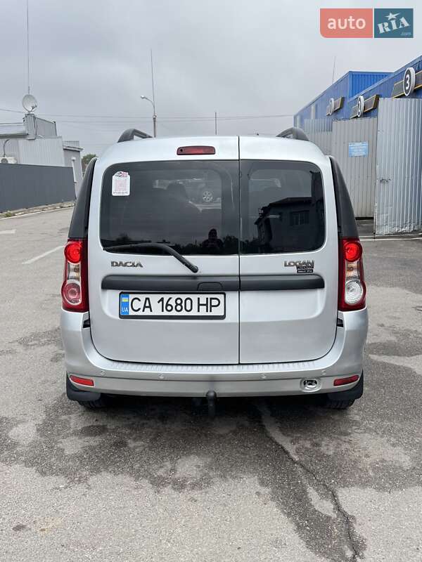 Седан Dacia Logan 2010 в Каменке
