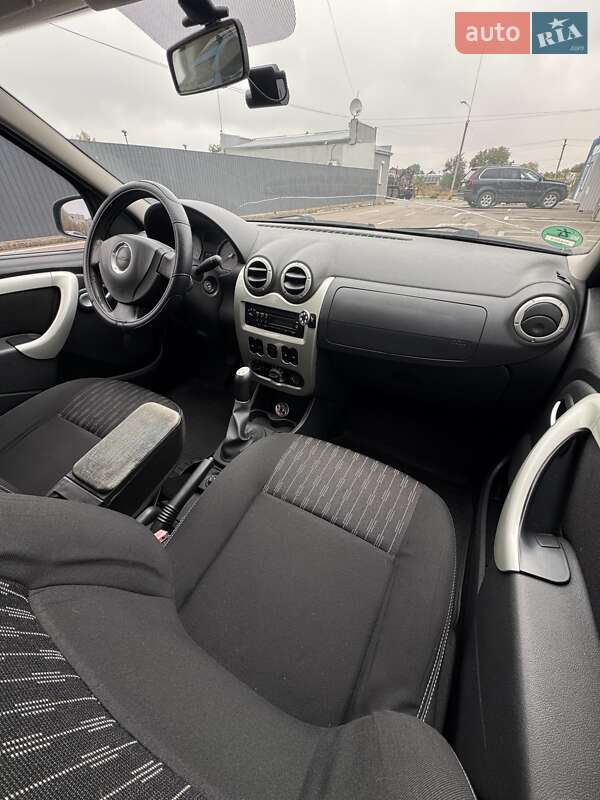 Седан Dacia Logan 2010 в Каменке