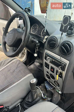 Седан Dacia Logan 2006 в 