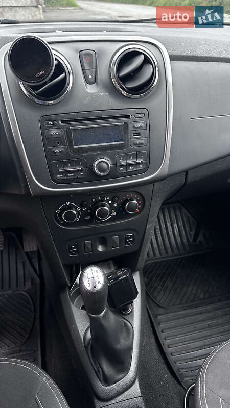 Седан Dacia Logan 2015 в Жовкві
