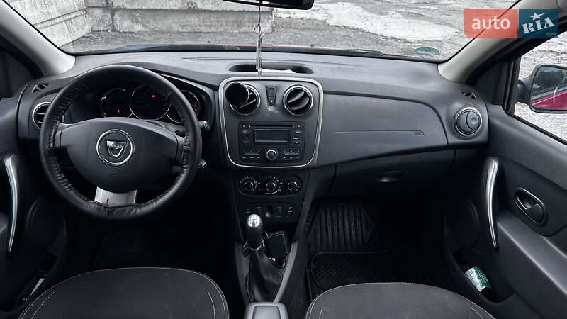 Седан Dacia Logan 2015 в Жовкві