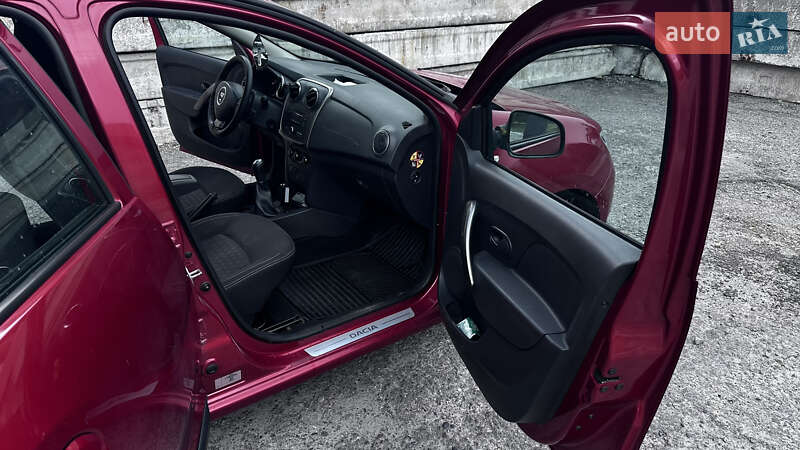 Седан Dacia Logan 2015 в Жовкві
