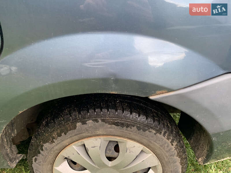 Седан Dacia Logan 2006 в Києві