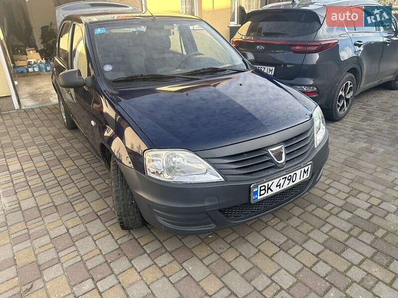 Седан Dacia Logan 2012 в Корце