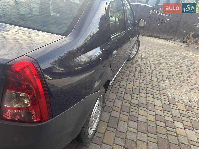 Седан Dacia Logan 2012 в Корце