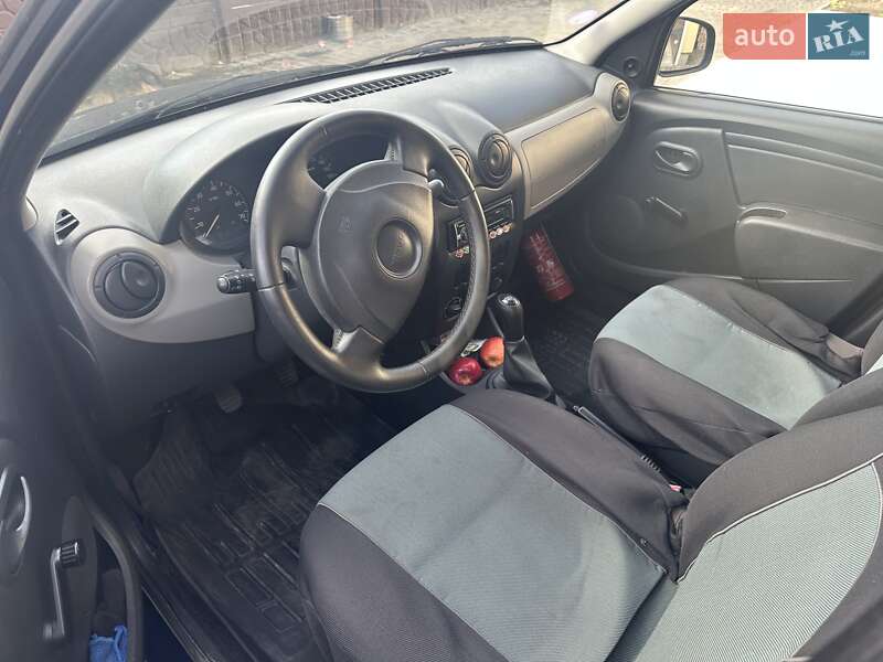 Седан Dacia Logan 2012 в Корце