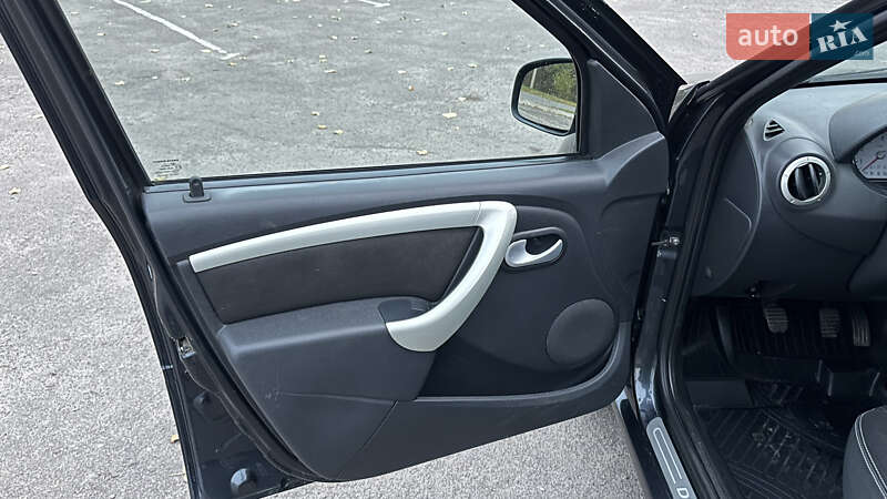 Седан Dacia Logan 2011 в Радивиліві