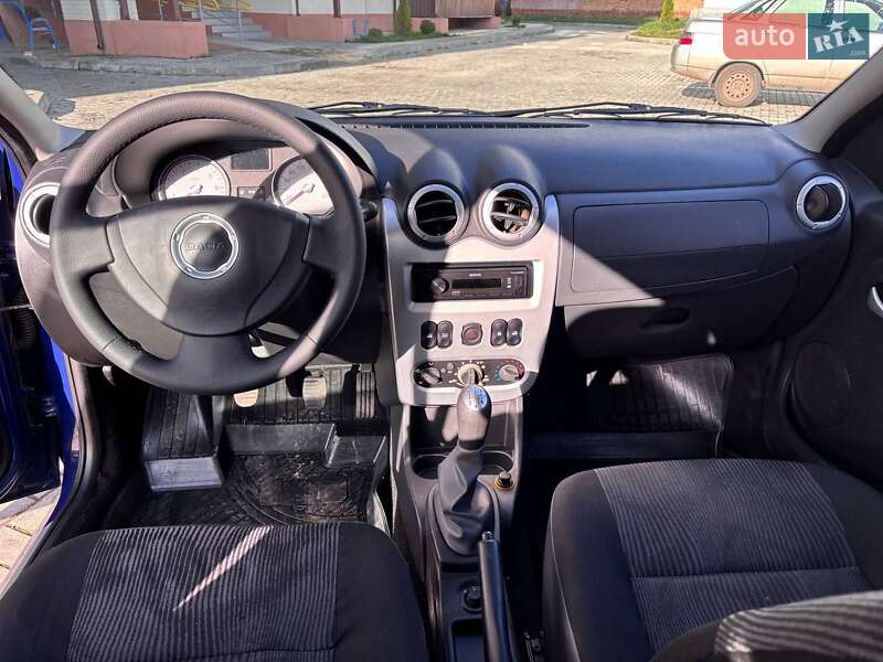 Седан Dacia Logan 2009 в Ромнах