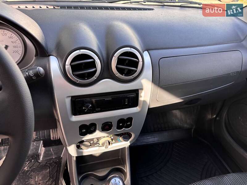 Седан Dacia Logan 2009 в Ромнах