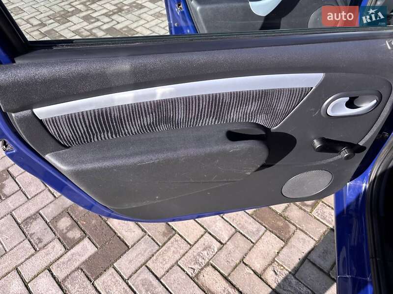 Седан Dacia Logan 2009 в Ромнах