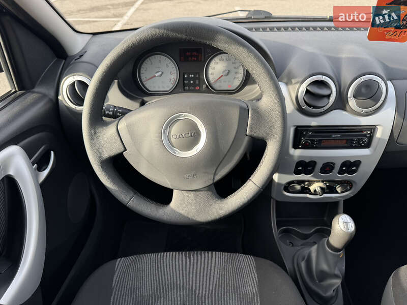 Седан Dacia Logan 2009 в Киеве