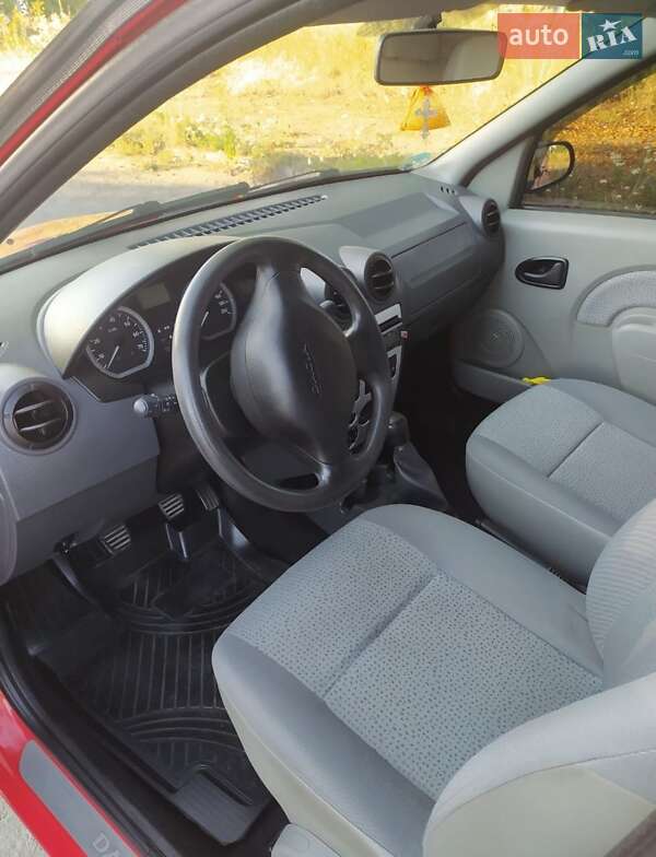 Седан Dacia Logan 2006 в Остроге