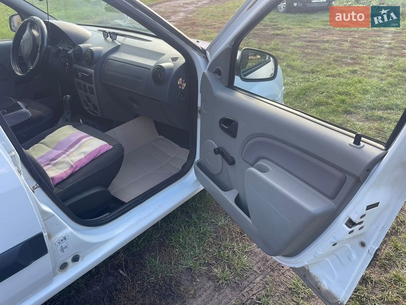 Седан Dacia Logan 2009 в Хотине