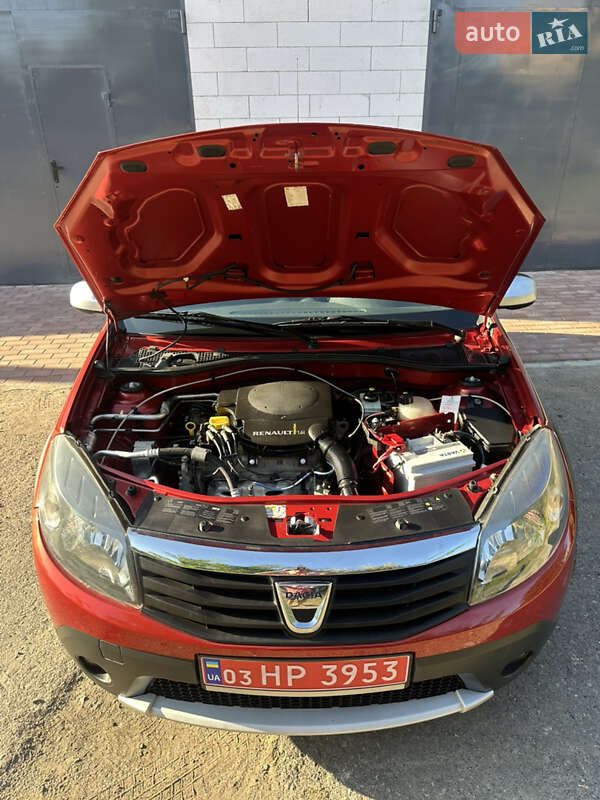 Внедорожник / Кроссовер Dacia Sandero StepWay 2012 в Хороле