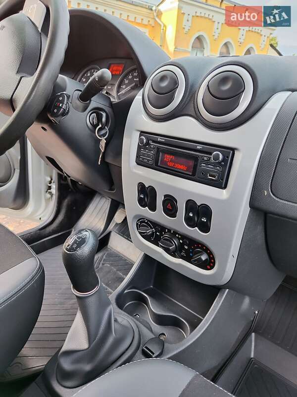 Внедорожник / Кроссовер Dacia Sandero StepWay 2012 в Кролевце