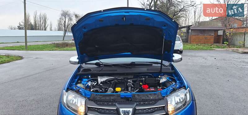 Внедорожник / Кроссовер Dacia Sandero StepWay 2015 в Новоархангельске