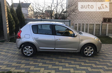 Хетчбек Dacia Sandero 2008 в 