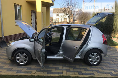 Хетчбек Dacia Sandero 2008 в 