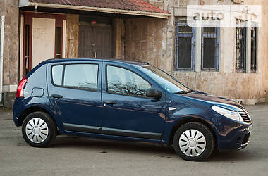 Хетчбек Dacia Sandero 2009 в 