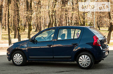 Хетчбек Dacia Sandero 2009 в 