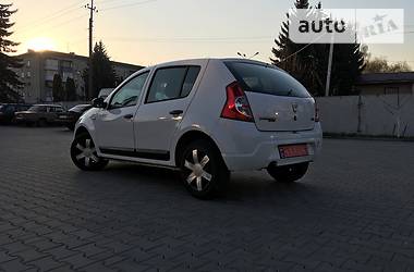 Хетчбек Dacia Sandero 2009 в 