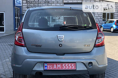 Хетчбек Dacia Sandero 2009 в 