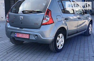 Хетчбек Dacia Sandero 2009 в 