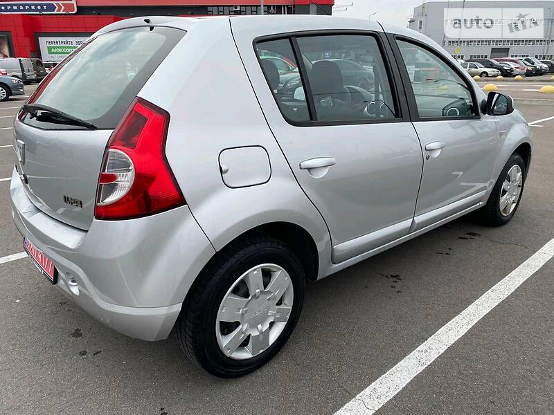 Хетчбек Dacia Sandero 2009 в Києві